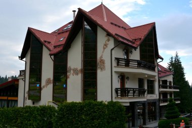 Peyzaj Poiana Brasov, kış, spa ve turistik İstasyonu Poiana Brasov, Brasov 12 km, Transilvanya, Romanya, ülkenin merkezinde bulunan bir ilçedir.