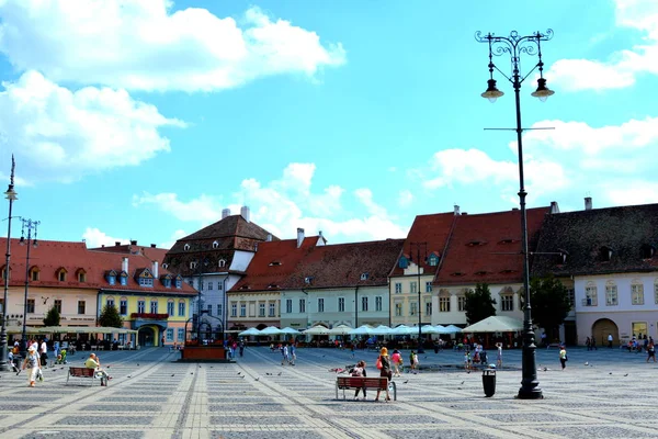 Piazza del Mercato. Paesaggio urbano tipico della città Sibiu, Transilvania — Foto Stock
