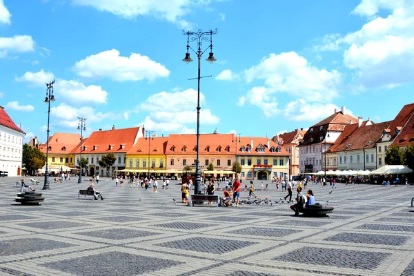 Piazza del Mercato. Paesaggio urbano tipico della città Sibiu, Transilvania — Foto Stock