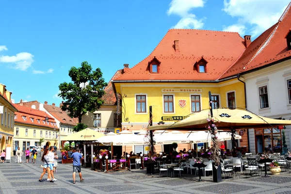 Marktplein. Typisch stedelijke landschap in de stad Sibiu, Transsylvanië — Stockfoto