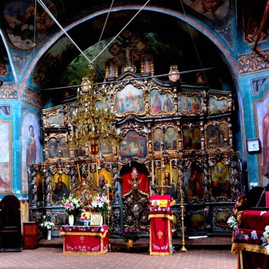Zamfira Manastırı Nicholas Mavrocordatos döneminde, 1721-1743 arasında, Zamfirai Apostles, zengin dul tüccar Manoil Apostles tarafından inşa edilmiştir. Büyük Romen ressam Nicolae Grigorescu tarafından boyalı