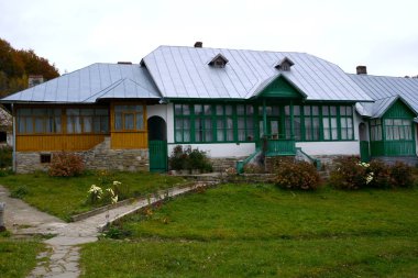 Suzana Manastırı 1740 yılında inşa edilmiş ve 1840 ve 1880-1882 arasında yeniden inşa edilmiştir). Kilise Saint Nicholas derleme tarafından oluşur. Simge. 