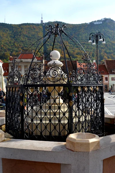 Paisagem urbana típica da cidade Brasov, Transilvânia — Fotografia de Stock