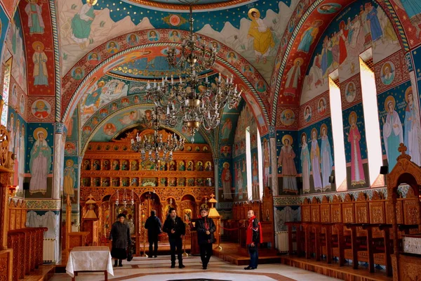 Iconos dentro de la iglesia del monasterio ortodoxo Sambata, Transilvania . — Foto de Stock