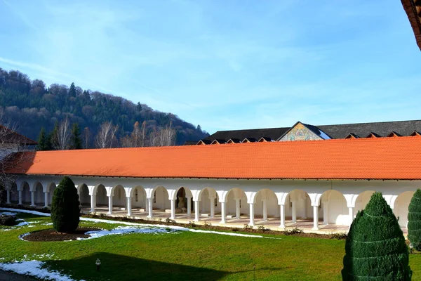Nádvoří pravoslavného kláštera Sambata, Fagaras, Transylvánie. — Stock fotografie