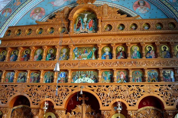 Iconos dentro de la iglesia del monasterio ortodoxo Sambata, Transilvania . — Foto de Stock
