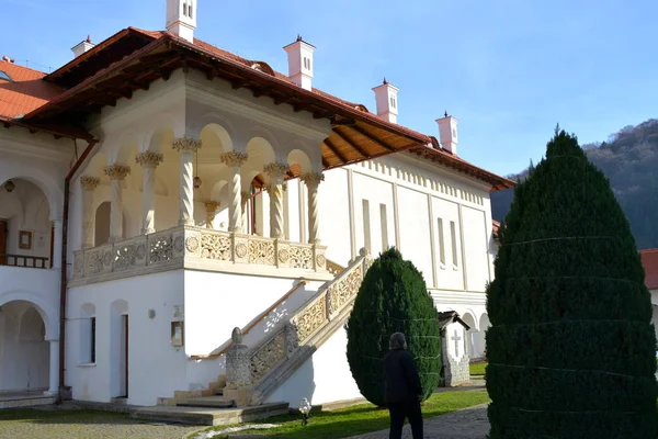 Patio del monasterio ortodoxo Sambata, Fagaras, Transilvania . — Foto de Stock