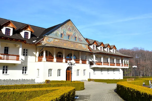 Courtyard of the orthodox monastery Sambata, Fagaras, Transylvania. — Stock Photo, Image