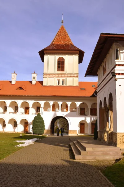 Nádvoří pravoslavného kláštera Sambata, Fagaras, Transylvánie. — Stock fotografie