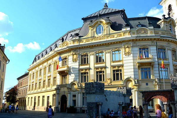 Radnice. Tržní náměstí. Typická Městská krajina ve městě Sibiu, Transylvánie — Stock fotografie