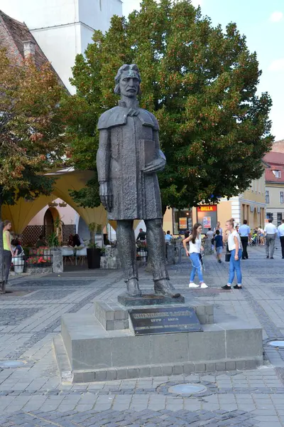 Estátua. Market Square. Paisagem urbana típica da cidade Sibiu, Transilvânia — Fotografia de Stock