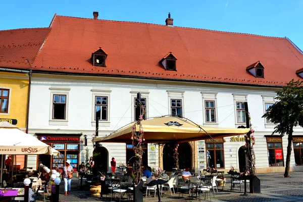 Plaza del Mercado. Paisaje urbano típico de la ciudad Sibiu, Transilvania —  Fotos de Stock