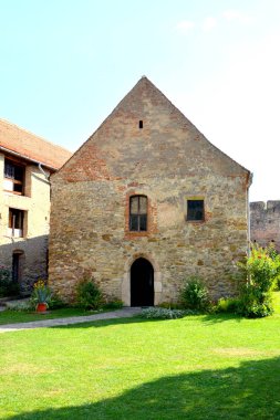 Calnic, Transylvania 'da Ortaçağ güçlendirilmiş Sakson kilisesinin avlusunda