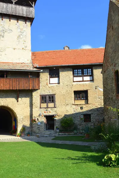 Cour de l'église saxonne fortifiée médiévale de Calnic, Transylvanie — Photo