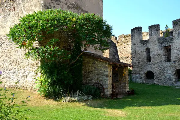 Cortile della chiesa fortificata medievale a Calnic, Transilvania — Foto Stock