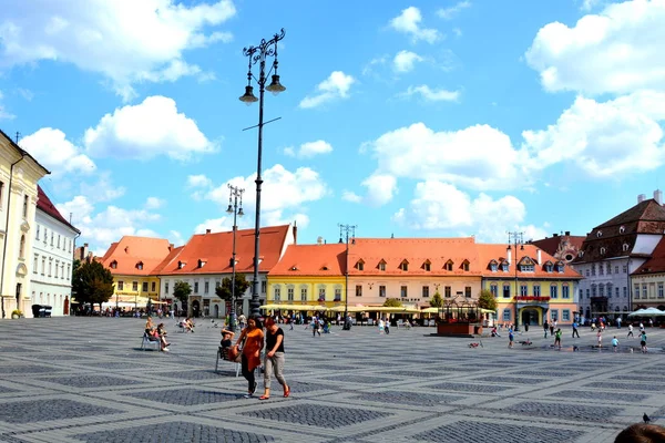 Piazza del Mercato. Paesaggio urbano tipico della città Sibiu, Transilvania — Foto Stock