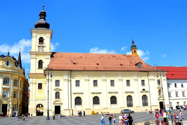 Place du Marché. Paysage urbain typique de la ville Sibiu, Transylvanie — Photo