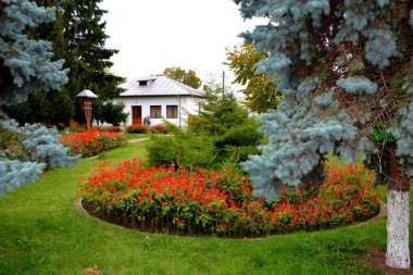 Zamfira Manastırı Nicholas Mavrocordatos döneminde, 1721-1743 arasında, Zamfirai Apostles, zengin dul tüccar Manoil Apostles tarafından inşa edilmiştir. Büyük Romen ressam Nicolae Grigorescu tarafından boyalı