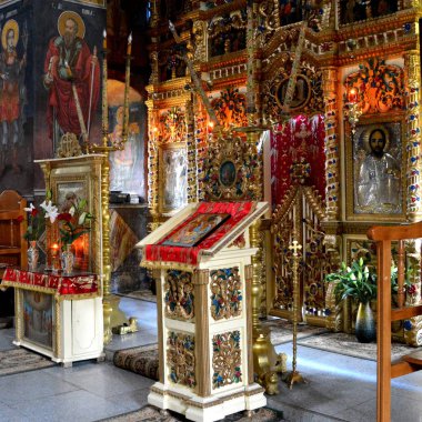 Zamfira Manastırı Nicholas Mavrocordatos döneminde, 1721-1743 arasında, Zamfirai Apostles, zengin dul tüccar Manoil Apostles tarafından inşa edilmiştir. Büyük Romen ressam Nicolae Grigorescu tarafından boyalı