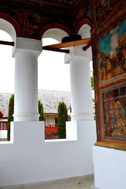  Cheia Manastırı, Prahova Kilisesi. Romen Ortodoks kompleksi. Rahipler Manastırı kutsal üçlüye adanmıştır. Simge. 