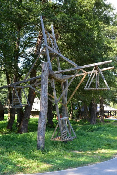 Houpačka. Muzeum rolníků v Dumbravě Sibiului, Transylvánie — Stock fotografie