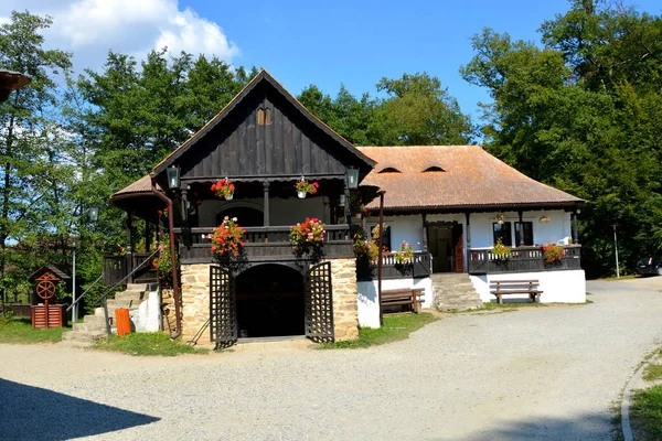 Típica casa. Museo Campesino en Dumbrava Sibiului, Transilvania —  Fotos de Stock