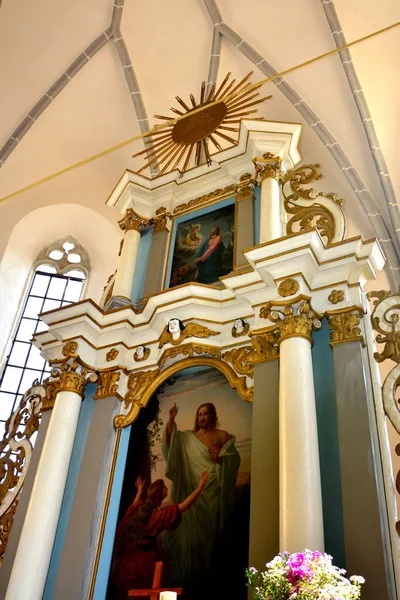 Altaret. Medeltida befäst saxiska kyrkan Saschiz Keisd, Transsylvanien — Stockfoto