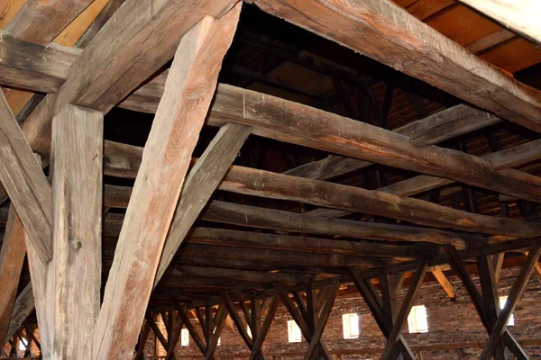 Bridge. Medeltida befäst saxiska kyrkan Saschiz Keisd, Transsylvanien — Stockfoto