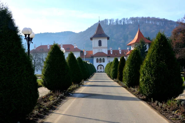 Monasterio Sambata, un monasterio ortodoxo rumano en Smbta de Sus, condado de Braov, en la región de Transilvania de Rumania —  Fotos de Stock