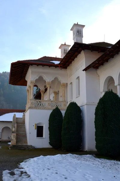 Монастырь Самбата, румынский православный монастырь в Смбта-де-Сус, Браовский уезд, в регионе Трансильвании Румынии — стоковое фото