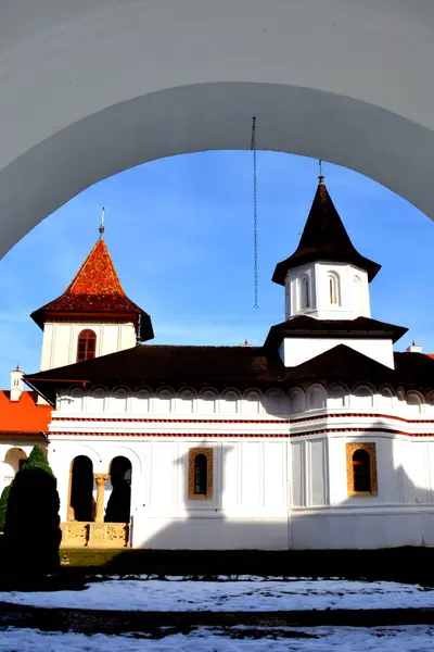 Монастырь Самбата, румынский православный монастырь в Смбта-де-Сус, Браовский уезд, в регионе Трансильвании Румынии — стоковое фото