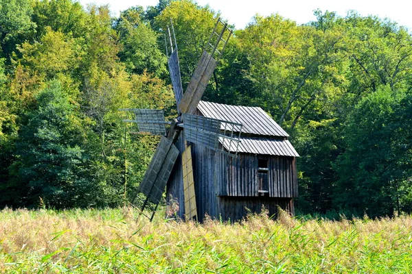Molino de viento. Museo Campesino en Dumbrava Sibiului, Transilvania — Foto de Stock