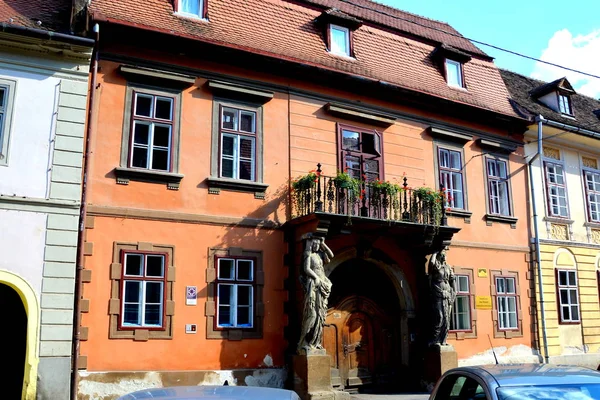 Paisagem urbana típica da cidade Sibiu, Transilvânia, Roménia — Fotografia de Stock