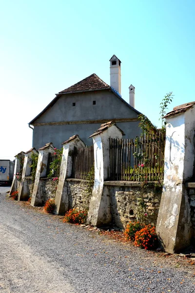 Courtyard. Medeltida befäst saxiska kyrkan Saschiz Keisd, Transsylvanien — Stockfoto