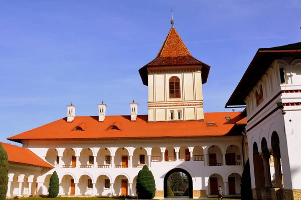 Monastère Sambata, un monastère orthodoxe roumain à Smbta de Sus, dans le comté de Braov, dans la région de Transylvanie en Roumanie — Photo