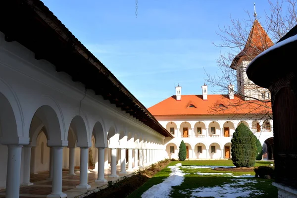 Monastère Sambata, un monastère orthodoxe roumain à Smbta de Sus, dans le comté de Braov, dans la région de Transylvanie en Roumanie — Photo