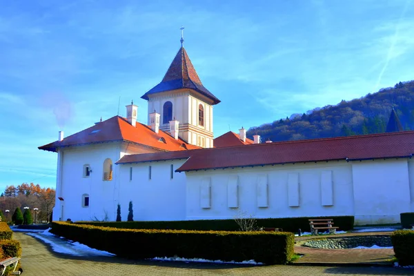 Mosteiro Sambata, um mosteiro ortodoxo romeno em Smbta de Sus, Condado de Braov, na região da Transilvânia da Roménia — Fotografia de Stock