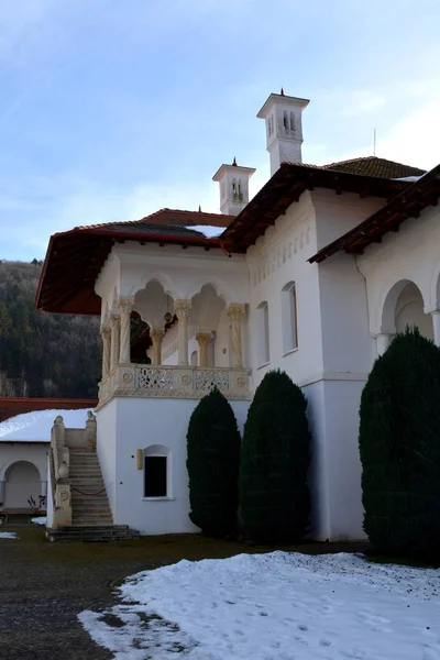 Monastery Sambata, a Romanian Orthodox monastery in Smbta de Sus, Braov County, in the Transylvania region of Romania — Stock Photo, Image