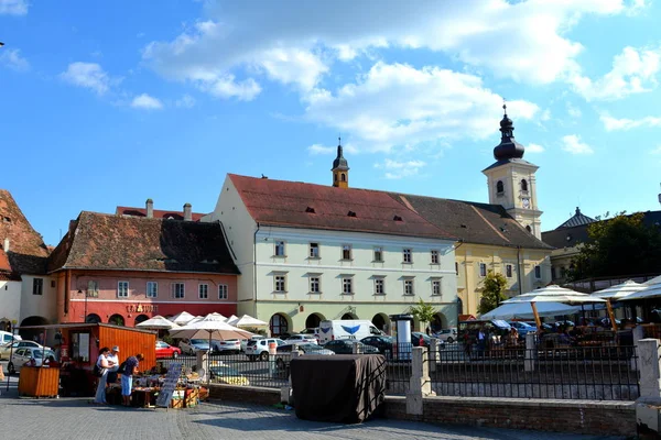 Market Square. Paisagem urbana típica da cidade Sibiu, Transilvânia — Fotografia de Stock
