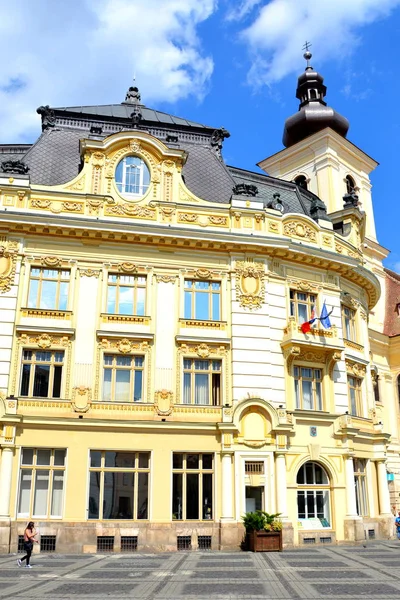 Radnice. Tržní náměstí. Typická Městská krajina ve městě Sibiu, Transylvánie — Stock fotografie