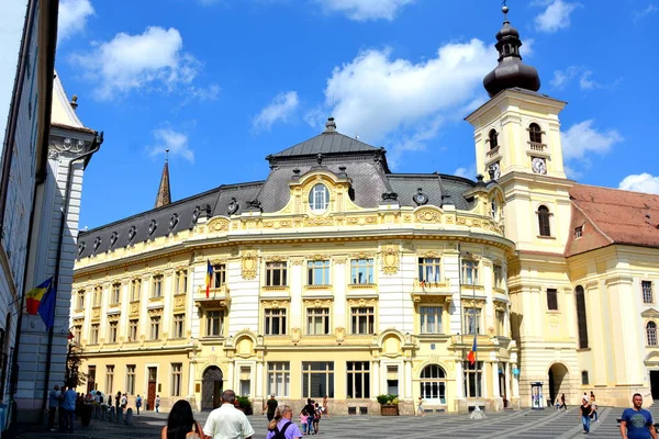 City Hall. Rynek. Typowy krajobraz miejski w mieście Sibiu, Transylwania — Zdjęcie stockowe