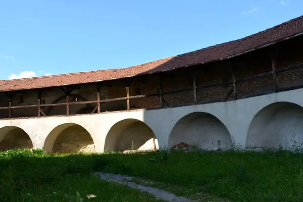 Eglise médiévale fortifiée dans la vallée du vignoble, Transylvanie — Photo