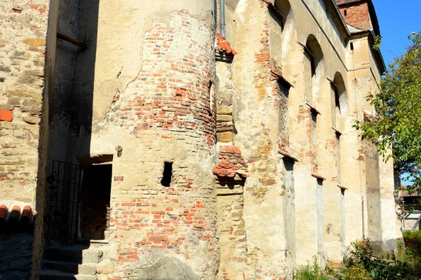 Opevněný středověký kostel v vinice údolí, Transylvánie — Stock fotografie