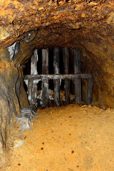 Or - ancien tunnel romain dans la mine d'or Rosia Montana, Transylvanie — Photo