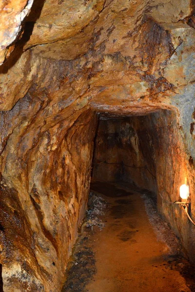 Oro - viejo túnel romano en la mina de oro Rosia Montana, Transilvania —  Fotos de Stock