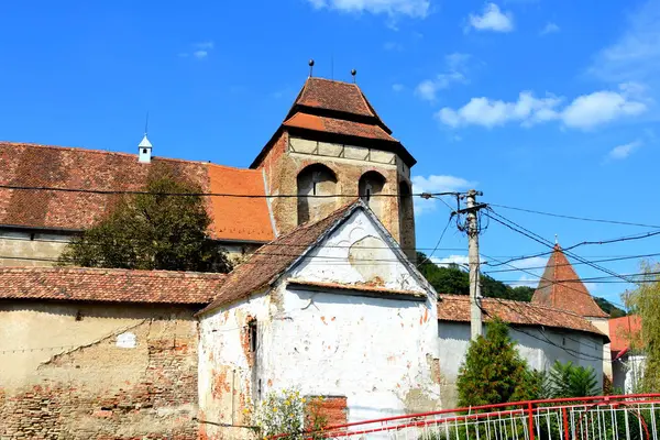 Versterkte middeleeuwse kerk in de vallei van de wijngaard, Transsylvanië — Stockfoto