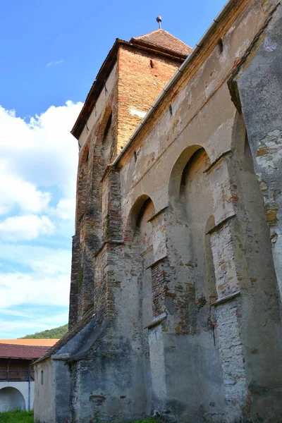 Befestigte mittelalterliche Kirche im Weinbergtal, Siebenbürgen — Stockfoto