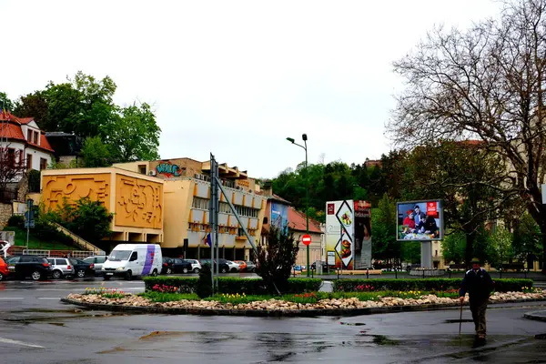 Paisagem urbana típica da cidade Brasov, Transilvânia, em um dia chuvoso — Fotografia de Stock
