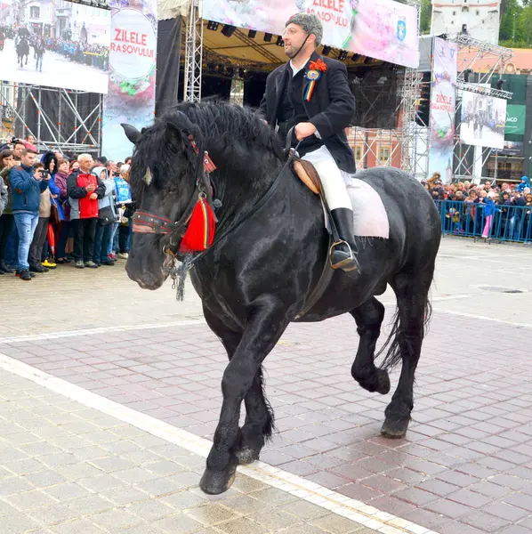 Cavalieri durante la parata Brasov Juni — Foto Stock