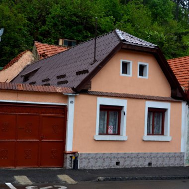 Şehirde Brasov, Transilvanya, yağmurlu bir günde tipik kentsel peyzaj